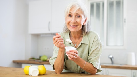 femme dégustant un yaourt grec ou skyr
